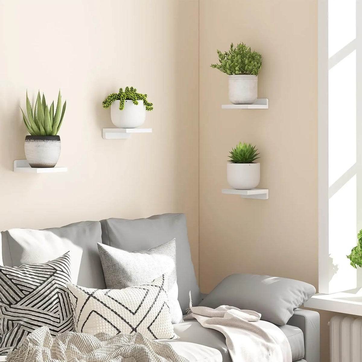 Mini étagères murales en bois - lot de 4 Nesty, étagères blanches au-dessus d'un canapé gris, avec plantes succulentes