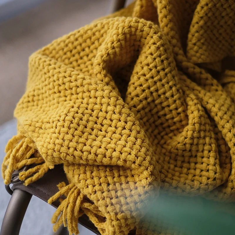 Plaid tricoté jaune en chale, franges nordiques - Nesty (vue 3)