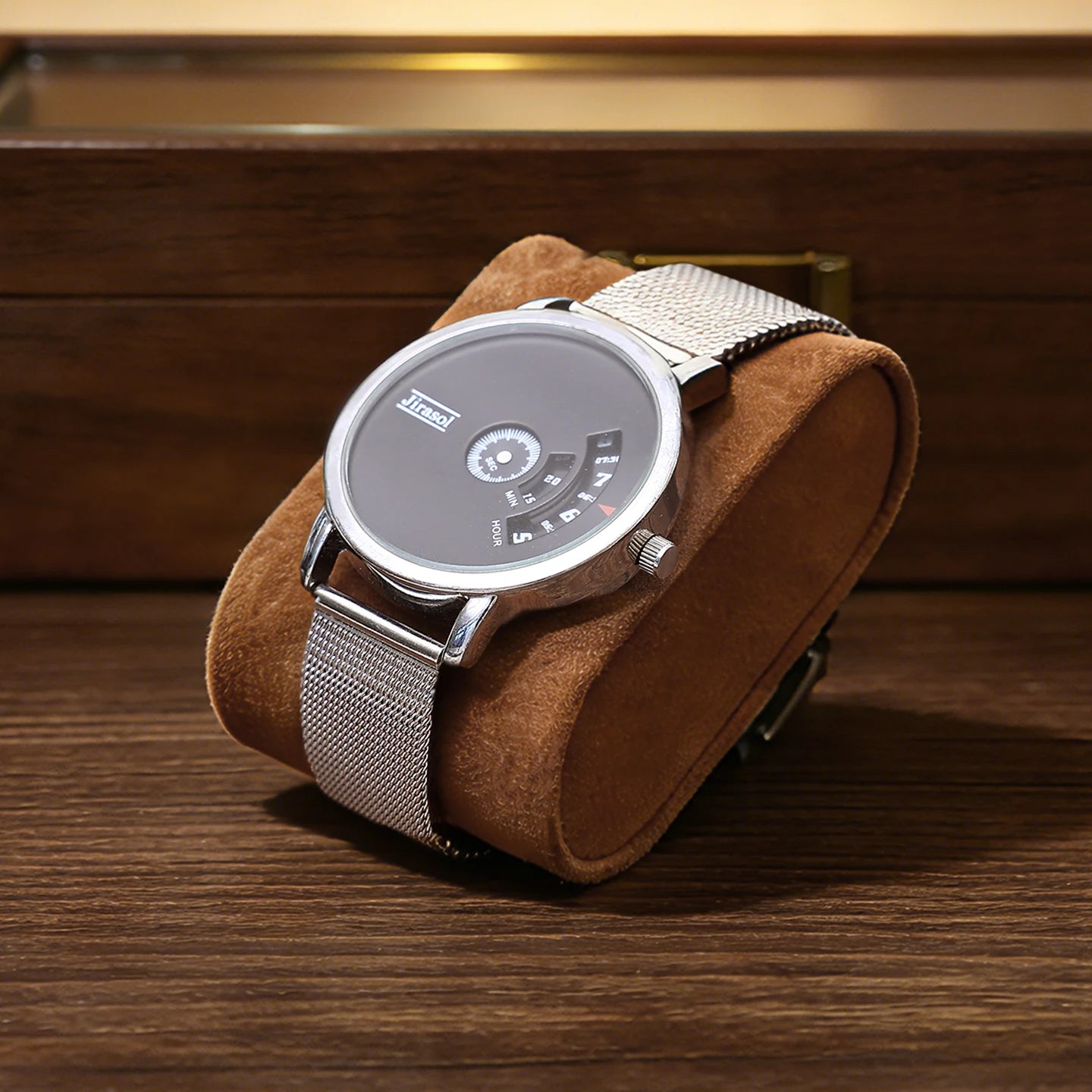Écrin à montres en bois et velours Nesty - Gros plan sur une montre posée sur le coussin en velours brun