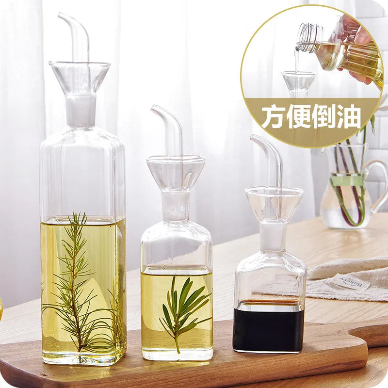 Pot à huile en verre borosilicate, anti-goutte Nesty, trois tailles de bouteilles avec brin de romarin dans l'huile, mention en chinois et vignette de versement
