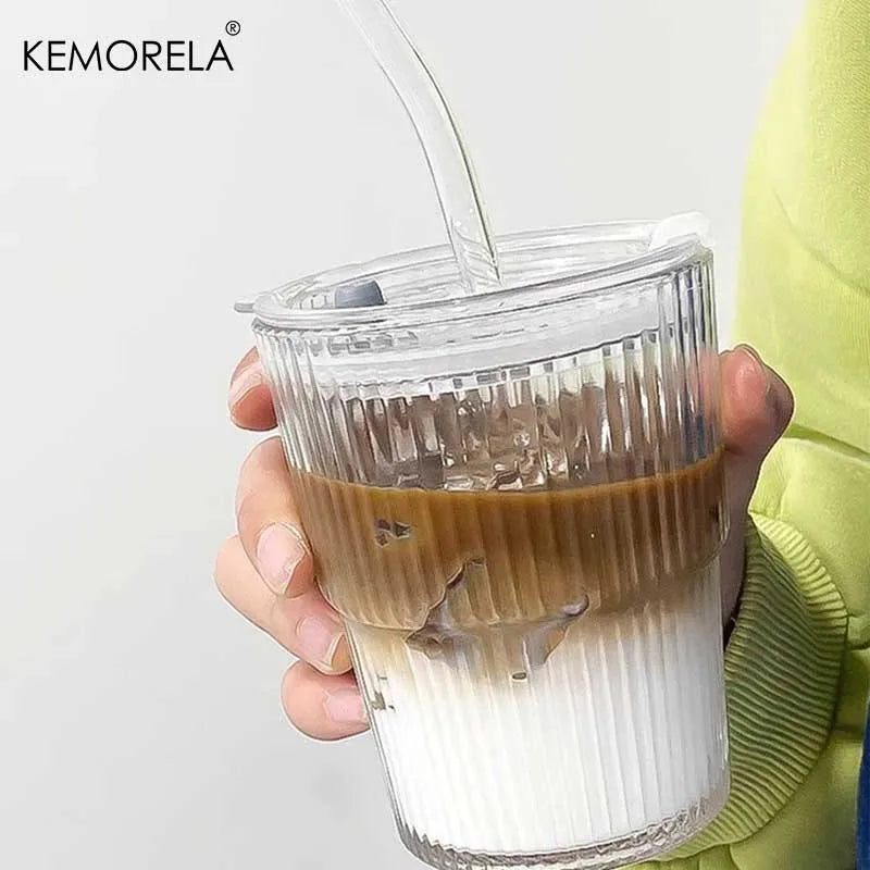 Verre à rayures en verre transparent Nesty - Tenu en main rempli de café latte glacé stratifié, avec couvercle et paille