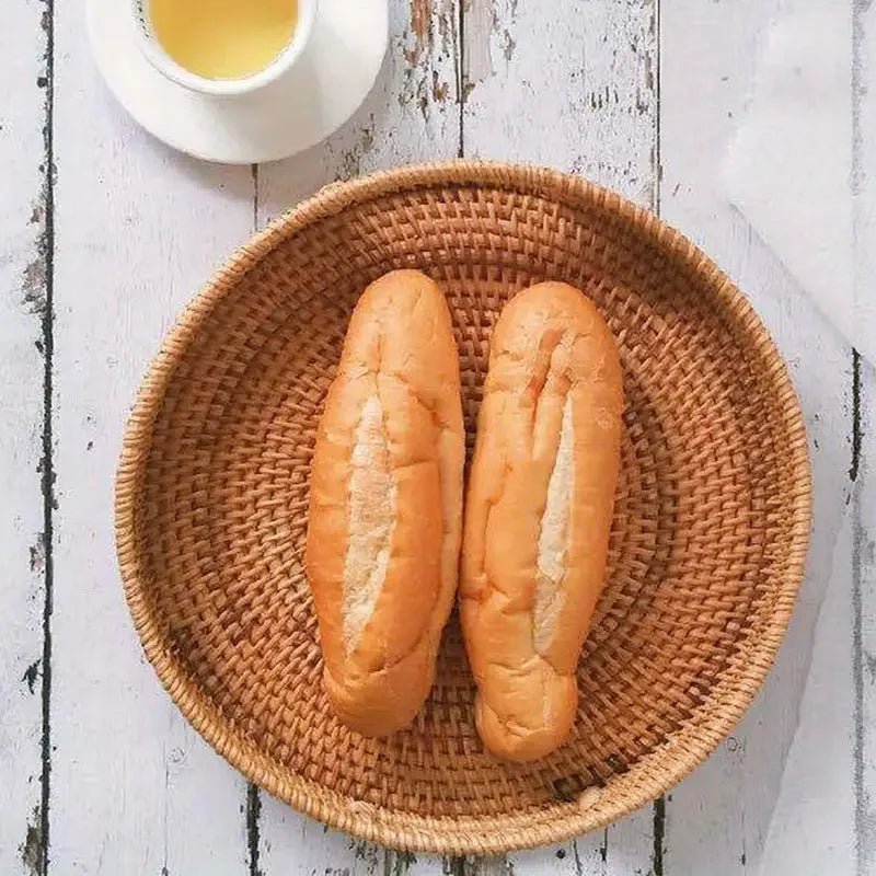 Corbeille tressée en rotin Nesty - Utilisée comme panier à pain avec deux baguettes, vue de dessus
