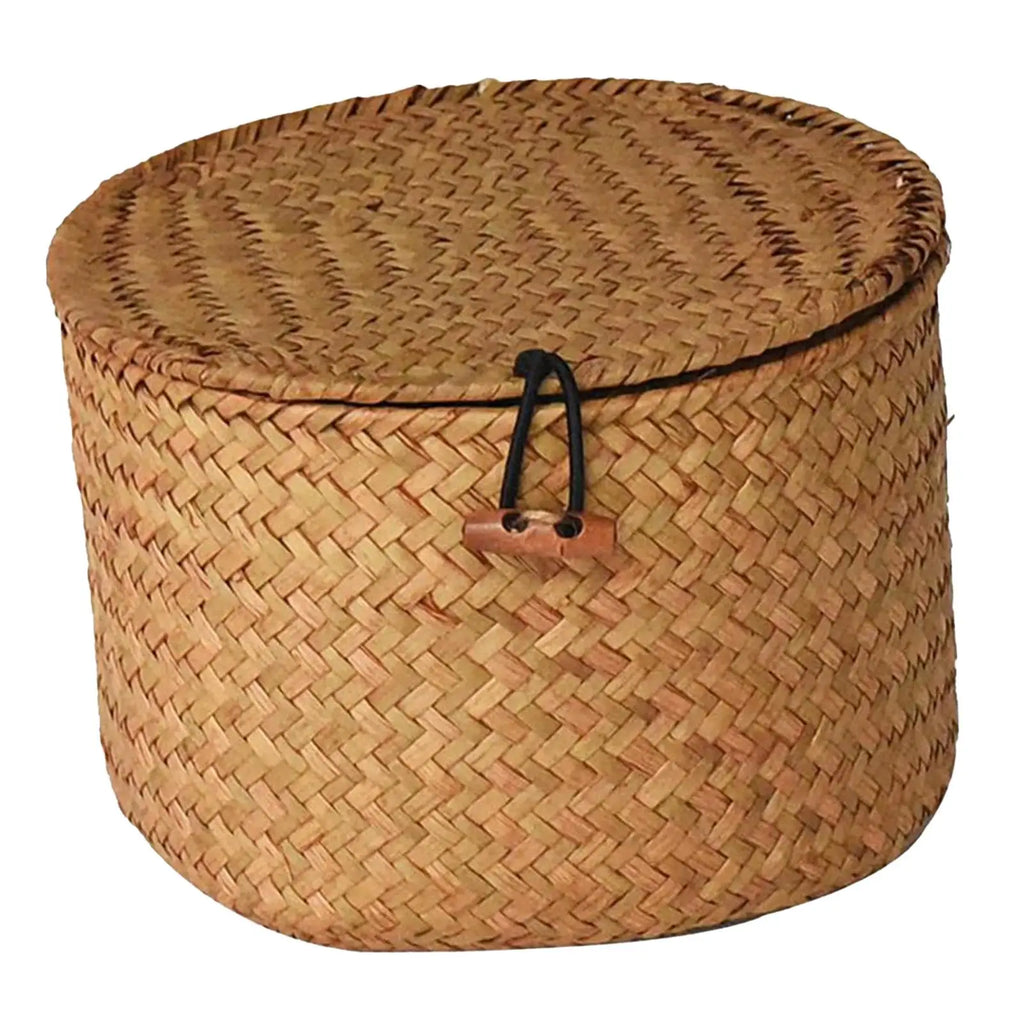 Panier à linge en jonc de mer tressé avec couvercle Nesty, panier fermé, vue en angle sur fond blanc