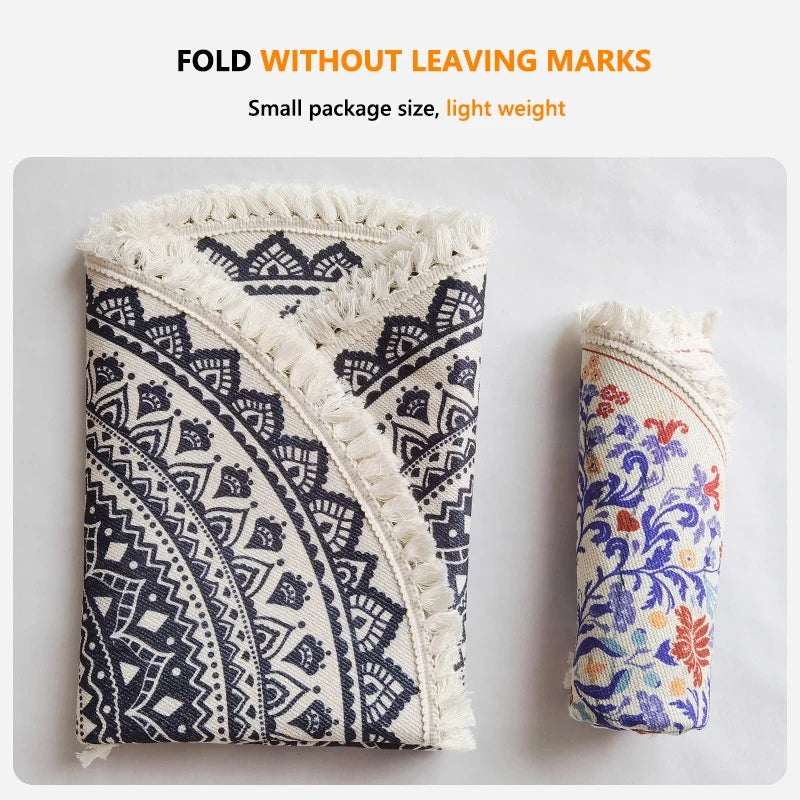 Tapis rond bohème à franges — tissé main - Nesty, tapis plié montrant le motif mandala noir et blanc, à côté d'une petite variante colorée roulée