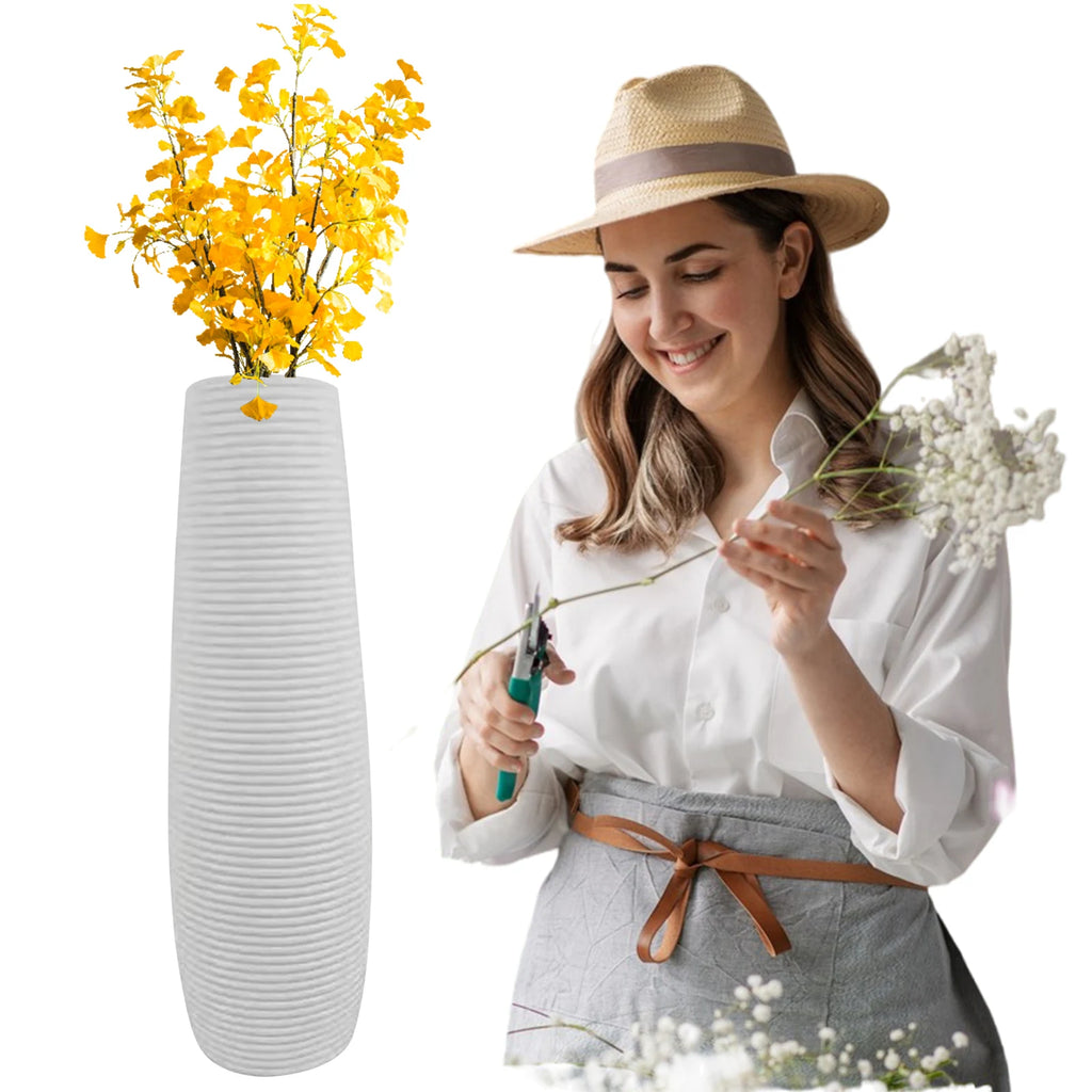 Vase décoratif à lignes texturées Nesty - Modèle blanc avec branches de ginkgo jaunes, femme coupant des fleurs