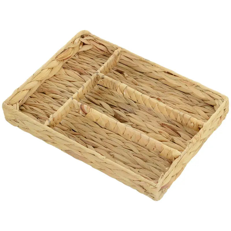 Panier de rangement à 4 compartiments en jacinthe d'eau tressée, vue de biais sur fond blanc - Nesty