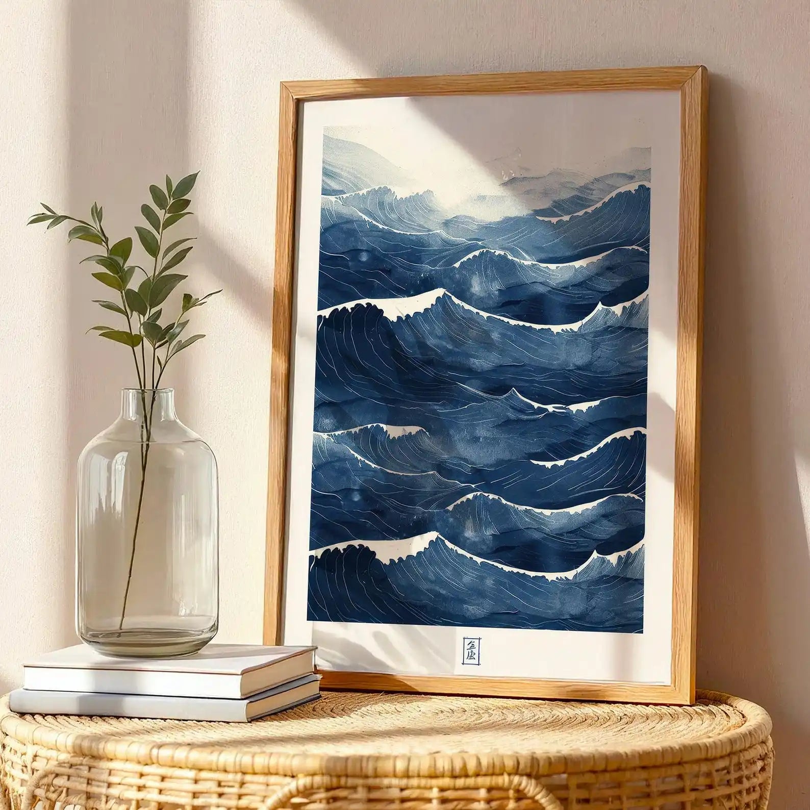 Toile imprimée vagues abstraites Nesty - Affiche encadrée en bois posée sur une table en rotin près d'un vase