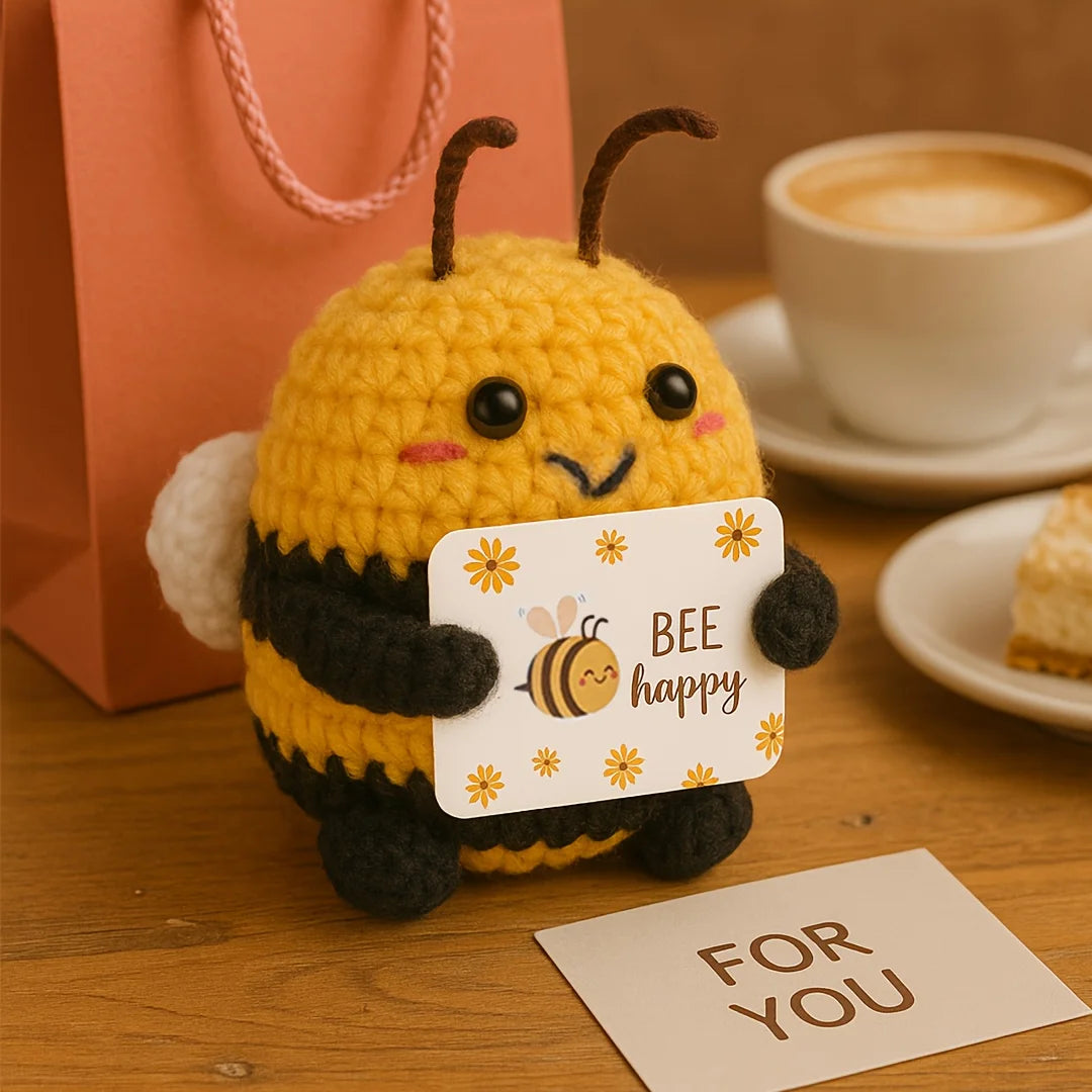 Petite abeille tricotée main Nesty - Près d'un sac cadeau et d'un café, carte For You