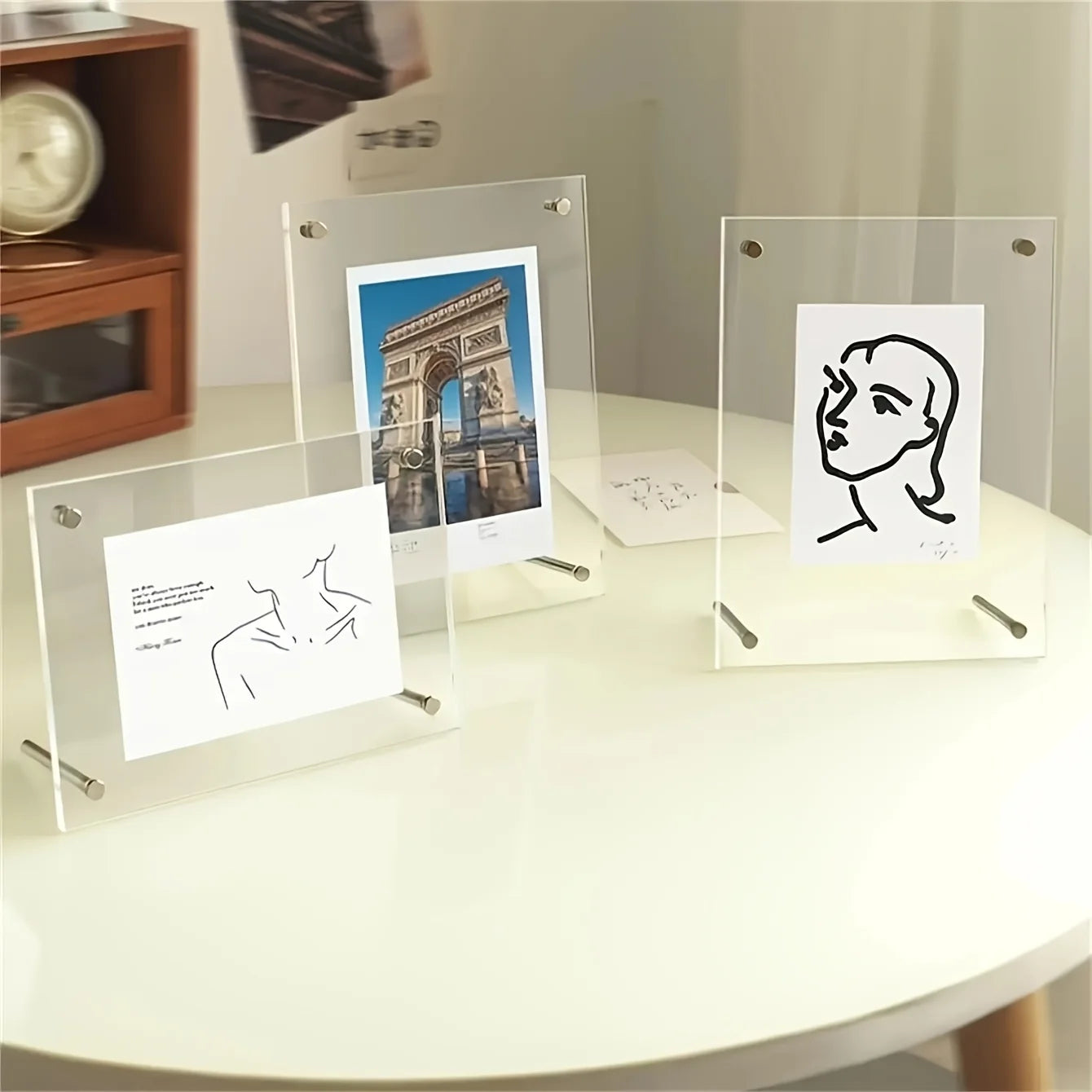 Cadre photo acrylique incliné Nesty - Présentoir transparent pour bureau (vue 5)