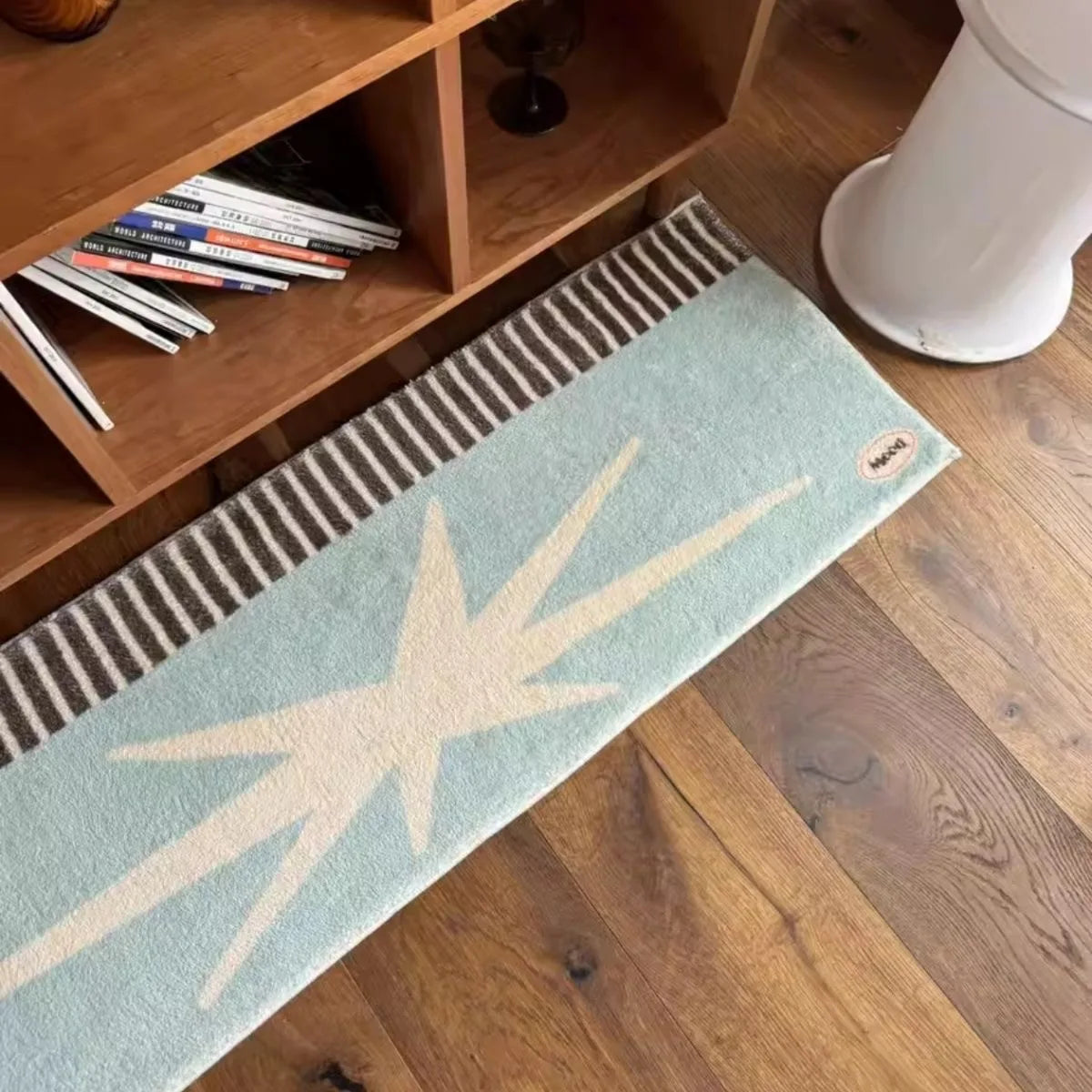 Tapis de chevet long à motif rétro Nesty - Détail du motif étoile et de la bordure rayée brun et blanc