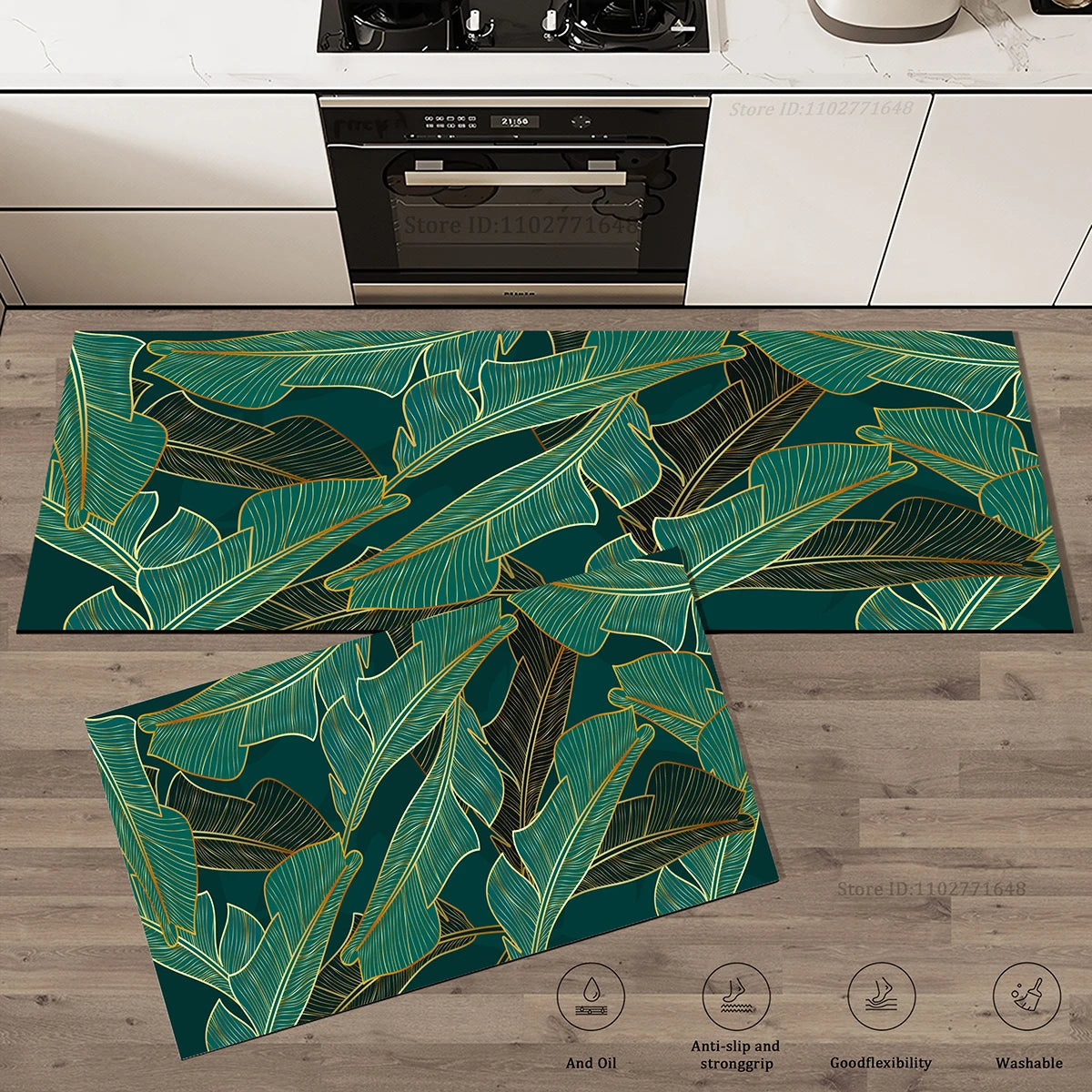 Deux tapis de cuisine assortis à motif de feuilles de bananier aux contours dorés sur fond vert foncé et noir, posés dans une cuisine.