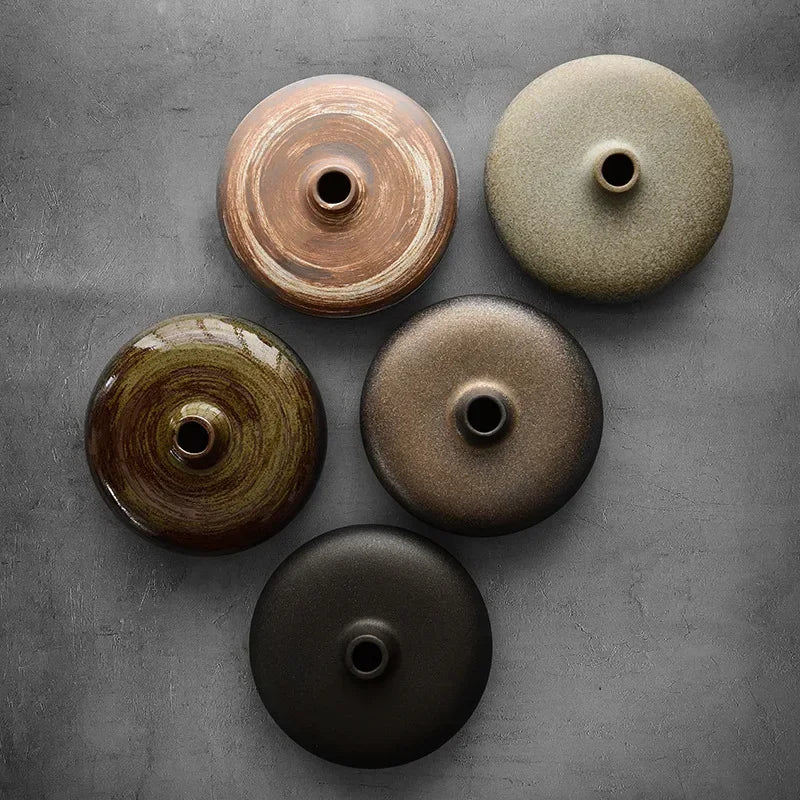 Petit vase en céramique antique Nesty - Cinq coloris vus de dessus, cuivre, taupe, olive, bronze et noir mat