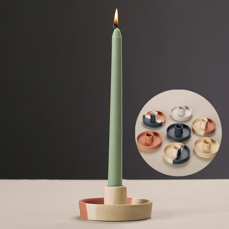 Coupelle brûle-parfum en céramique Nesty - Bougeoir bicolore terracotta et crème avec bougie verte allumée, médaillon montrant les autres coloris