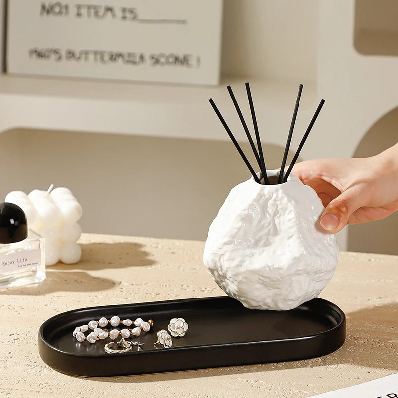Diffuseur de parfum en céramique avec plateau Nesty - Plateau noir avec bijoux, vase blanc soulevé à la main