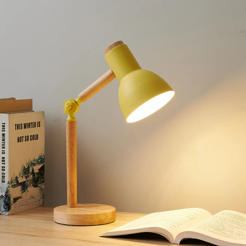 Lampe de bureau nordique en bois Nesty - Modèle jaune moutarde posé près d'un livre et d'un bureau en bois