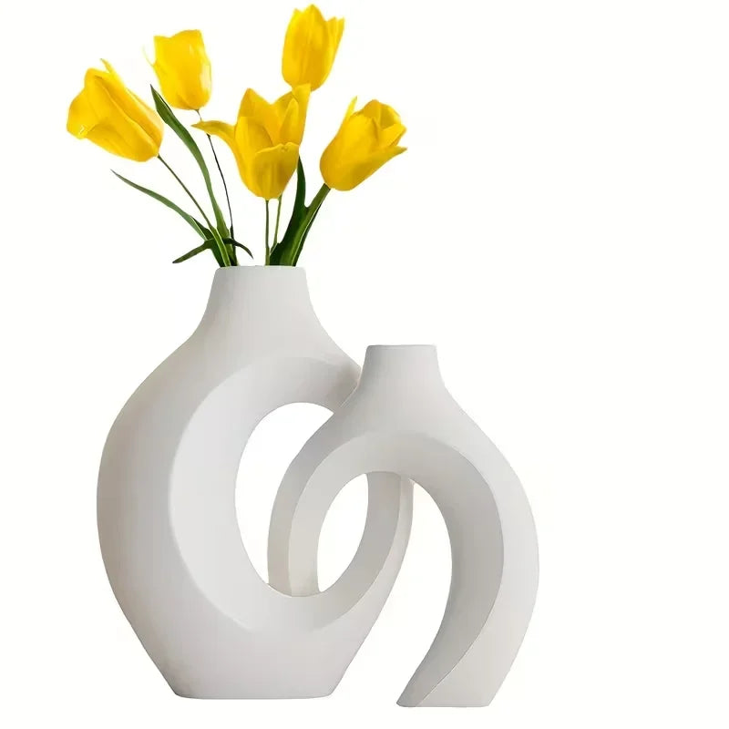 Set de vases blancs en plastique — style européen - Nesty - Vase double anneau blanc mat avec tulipes jaunes, fond blanc