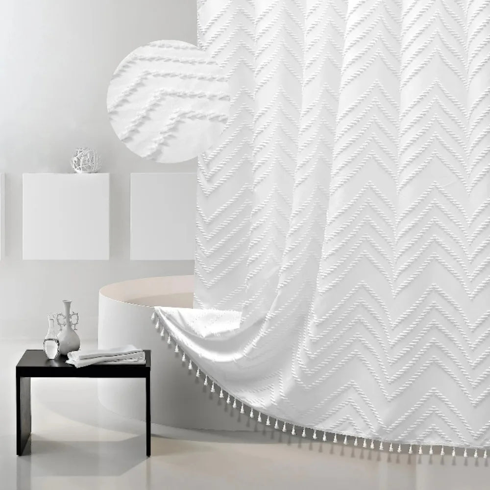 Rideau de douche bohème à pompons Nesty - Coloris blanc à motif chevrons texturé, bordure à pompons, dans salle de bain avec baignoire