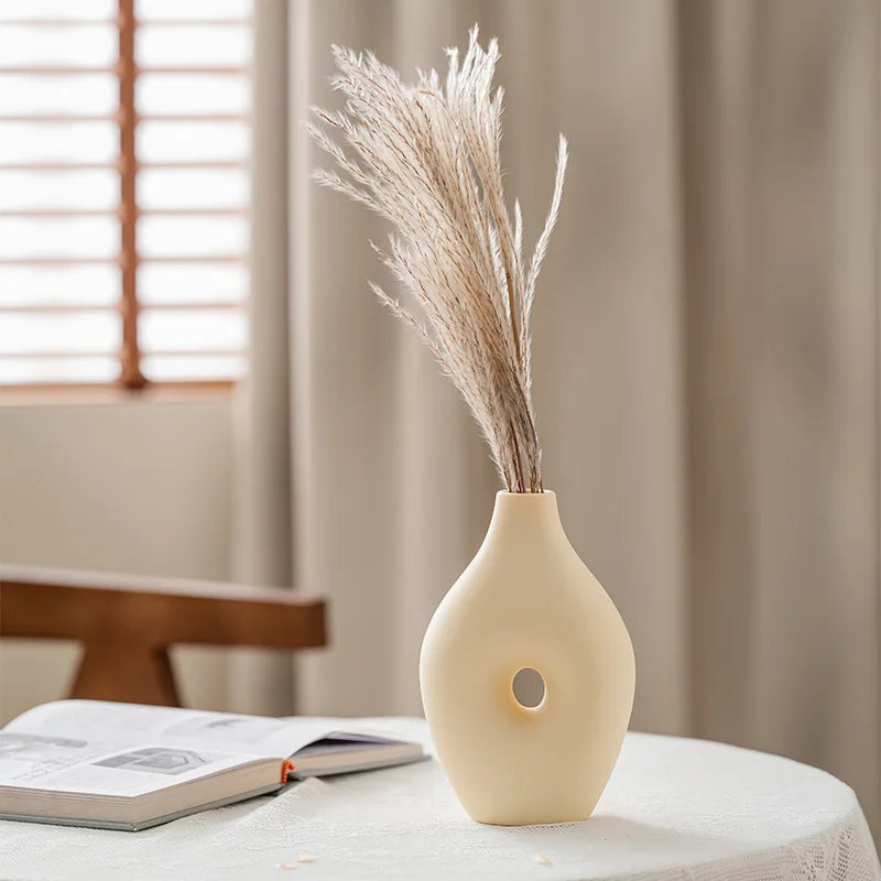 Vase en céramique blanc, style nordique minimaliste Nesty, vase ovale crème percé d'un trou central, garni de graminées de pampa séchées