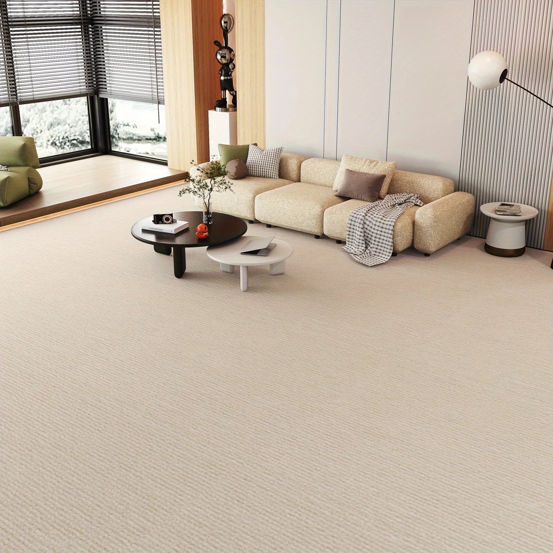 Tapis autocollant en rouleau — coloris uni - Nesty, grand salon habillé d'une moquette beige claire, canapé et tables basses