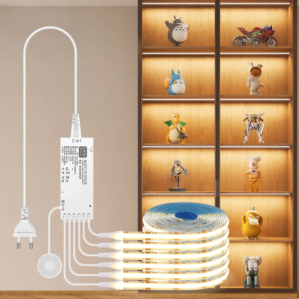 Ruban LED tactile pour dressing et cuisine Nesty - Transformateur multi-sorties relié à une armoire à figurines éclairée