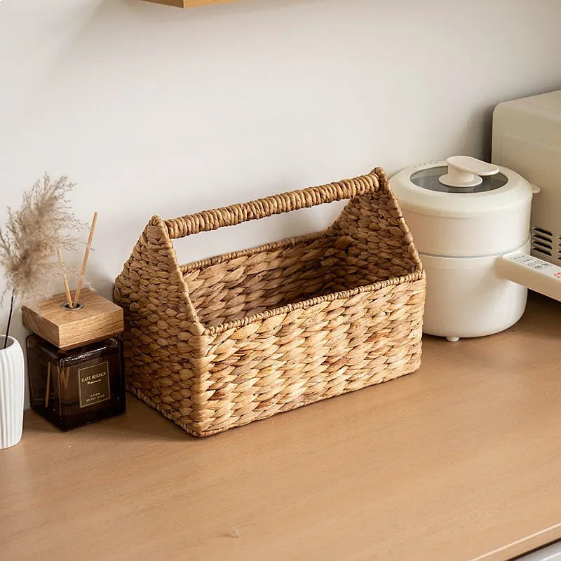 Panier de rangement suspendu en corde tressée Nesty, panier vide à anse haute posé sur un meuble, à côté d'un diffuseur et d'un cuiseur à riz