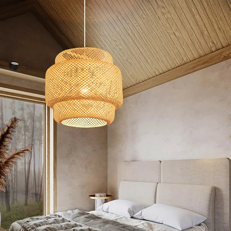Suspension en bambou tressé Nesty - Luminaire dans une chambre au plafond boisé, lit avec tête de lit beige