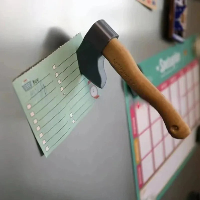 Magnet de frigo couteau en relief Nesty - Modèle hache, tenant une liste de courses