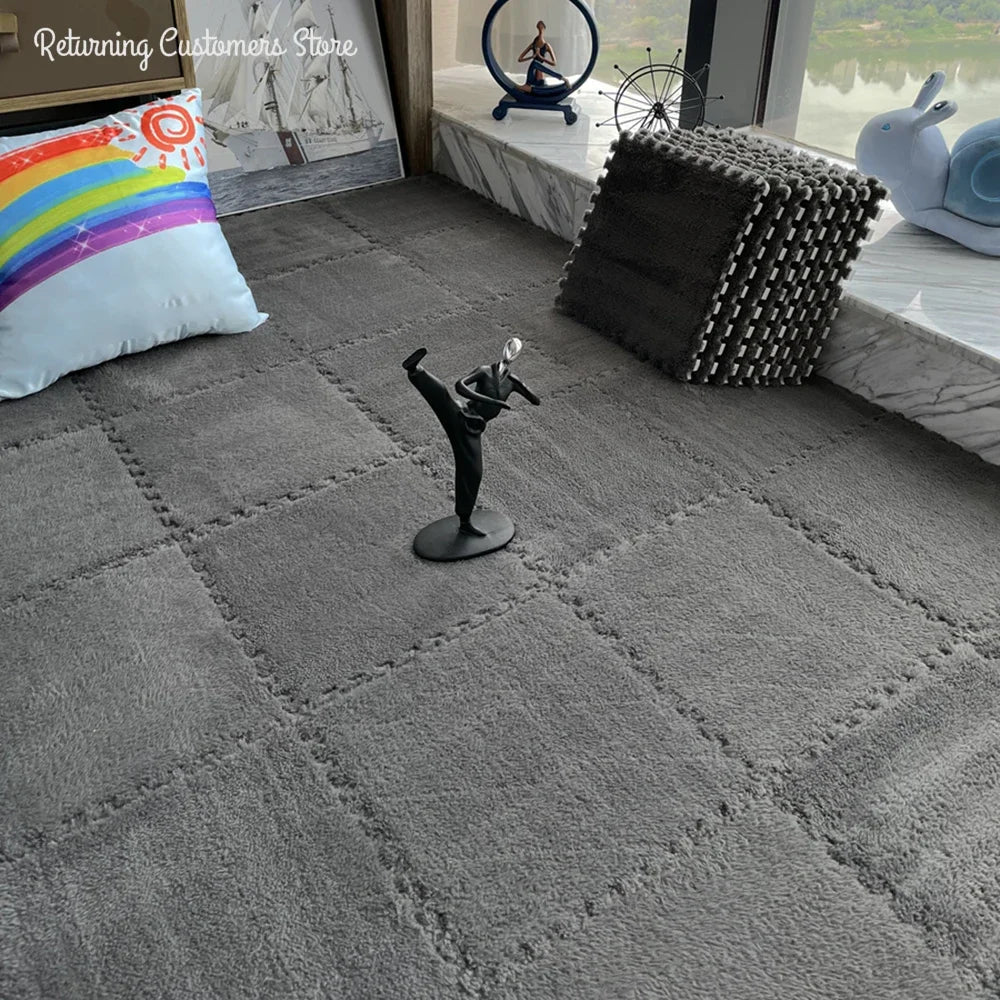 Tapis puzzle moelleux pour enfant — dalles à assembler - Nesty, dalles grises unies, figurine noire de danseur posée au centre et coussin arc-en-ciel