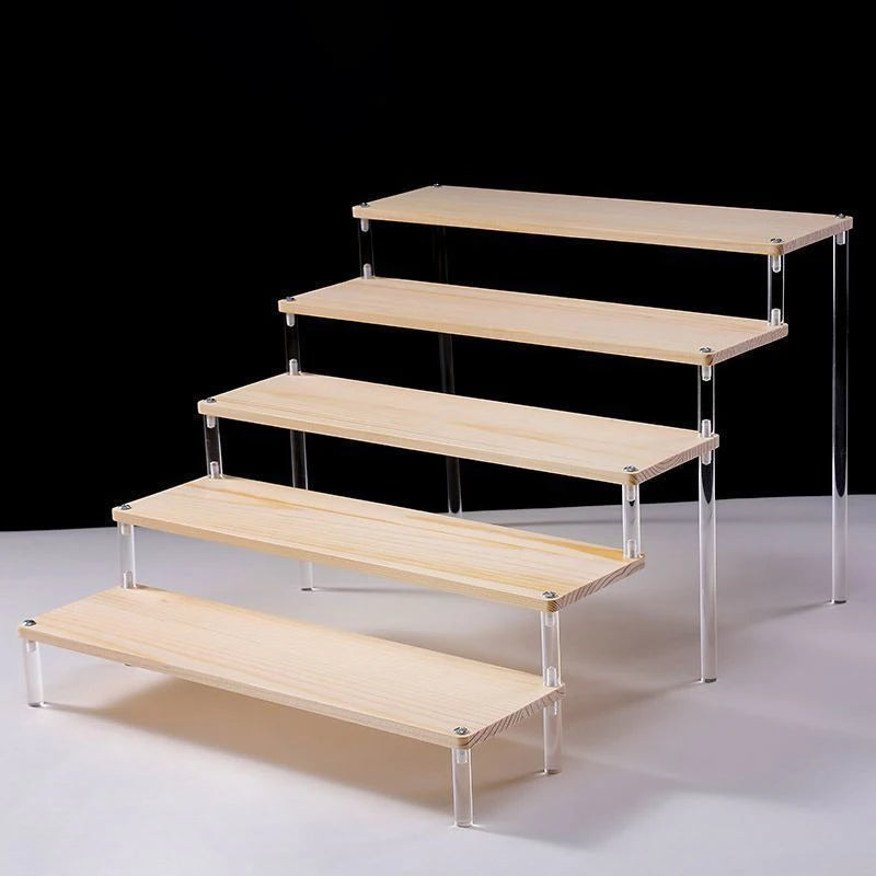 Présentoir étagé en bois et acrylique à 1 à 5 niveaux Nesty, présentoir à 5 niveaux en bois clair sur pieds en acrylique transparent, vide sur fond noir