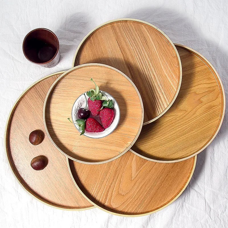 Plateau rond en bois à style japonais Nesty, plateaux empilés vus de dessus avec bol de fraises et cerises, tasse en bois et châtaignes
