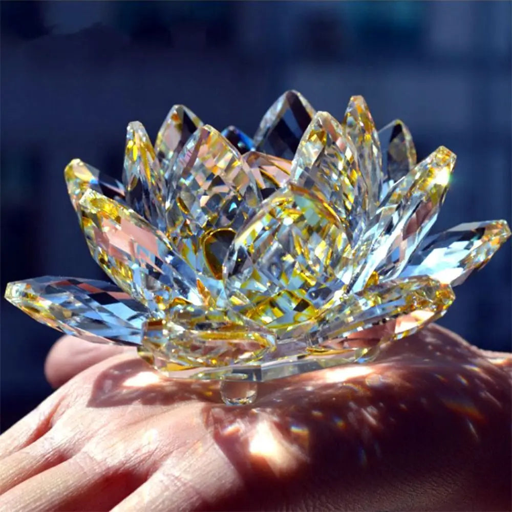 Fleur de lotus en cristal Nesty - Coloris jaune doré, tenue dans une main au soleil