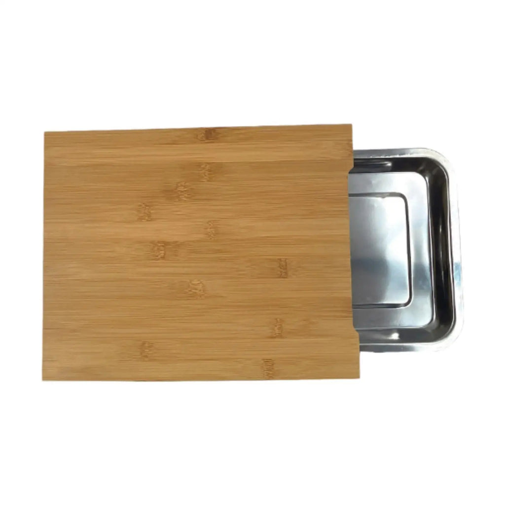 Planche à découper en bois avec plateau de service intégré Nesty, vue de dessus, plateau en inox vide sous la planche coulissante en bambou