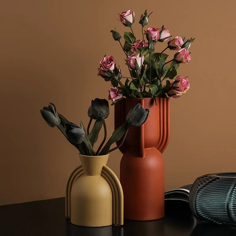 Vase en céramique, forme géométrique irrégulière nordique Nesty, mêmes vases à cannelures, terracotta garni de roses roses et tulipes noires artificielles, jaune moutarde garni de tulipes noires, sur fond marron