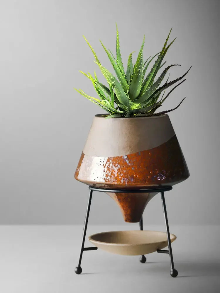 Vase en céramique bicolore — cadre en métal - Nesty - Coloris beige et brun émaillé brillant avec aloe vera, sur trépied en métal noir, fond gris