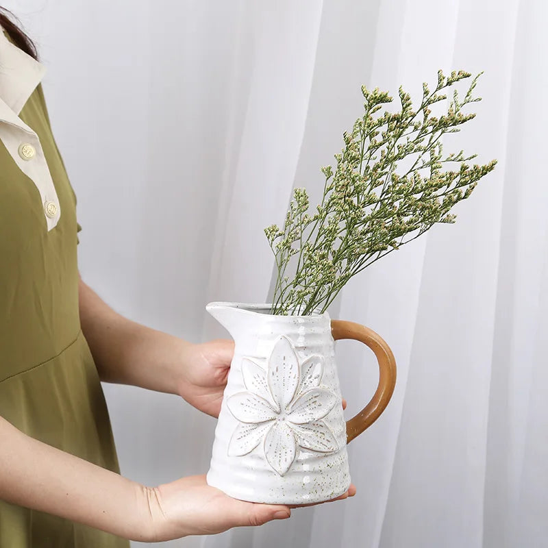 Vase céramique bicolore avec anse, style rétro campagne - Nesty - Grand format tenu à la main par une femme en robe verte, garni de brins de fleurs séchées vertes
