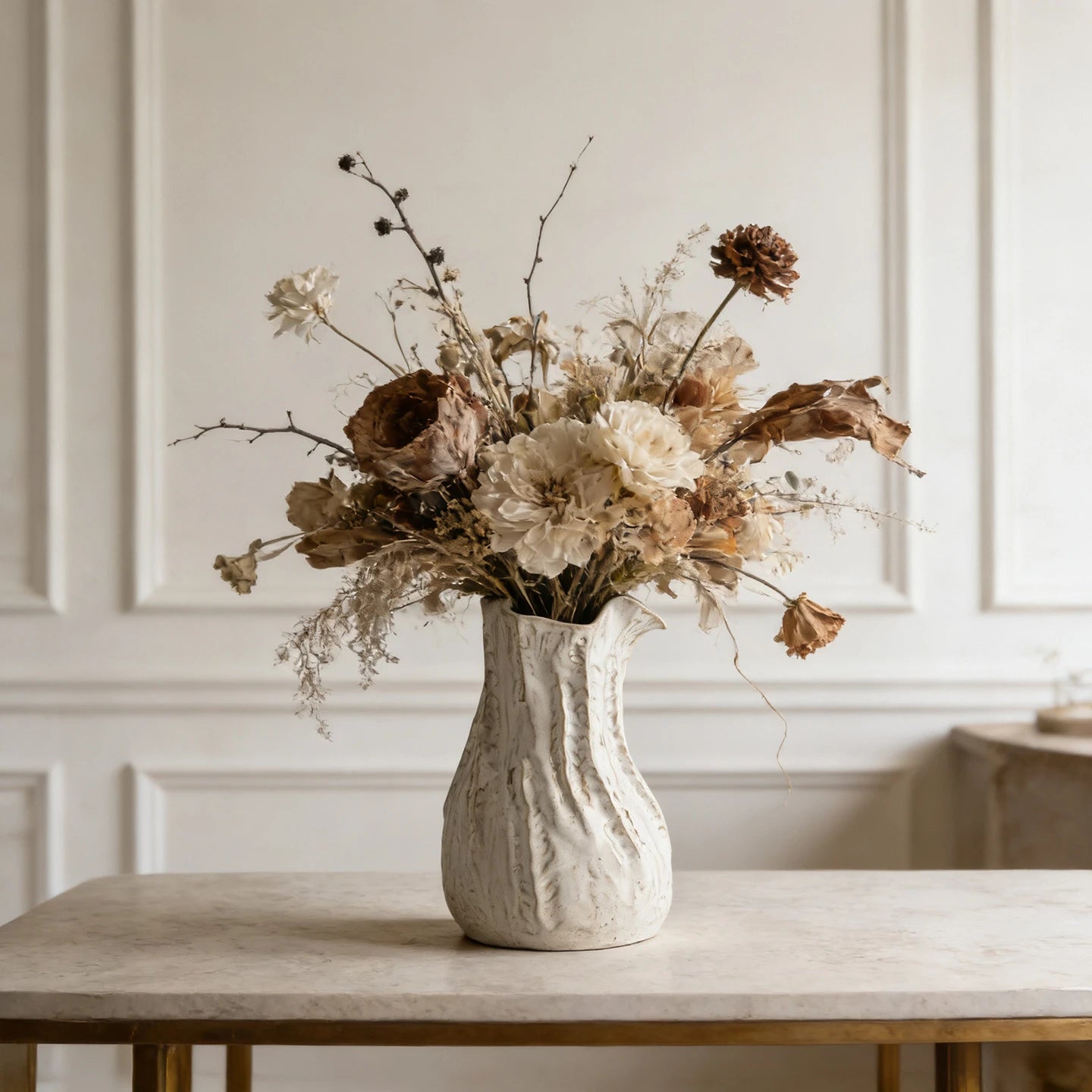 Vase en céramique texturiée blanc crème, esprit wabi-sabi japandi Nesty, garni de pivoines blanches et fleurs séchées brunes, sur table sombre