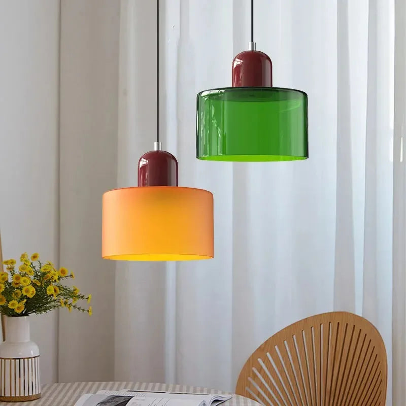 Suspension vitrail vintage Nesty - Coloris orange et vert, près d'un rideau voilage