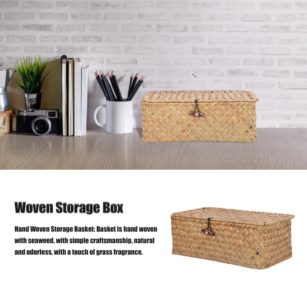 Panier de rangement rectangulaire en jonc de mer tressé avec couvercle Nesty, posé fermé sur un bureau avec plante, livres, tasse blanche et appareil photo vintage