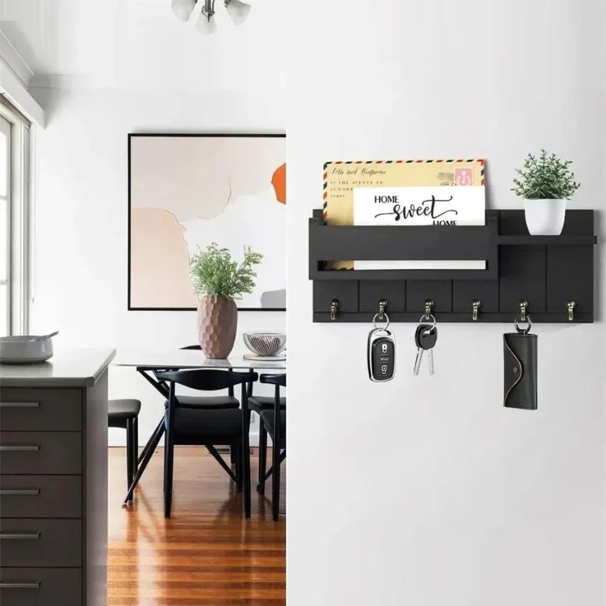 Porte-clés mural en bois avec étagère Nesty, version noire installée dans une entrée ouverte sur une salle à manger