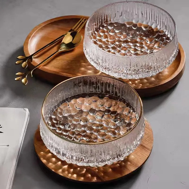 Plateau en bois de noyer, modèle japonais Nesty, deux plateaux ronds avec bols en verre texturé doré et couverts dorés à proximité