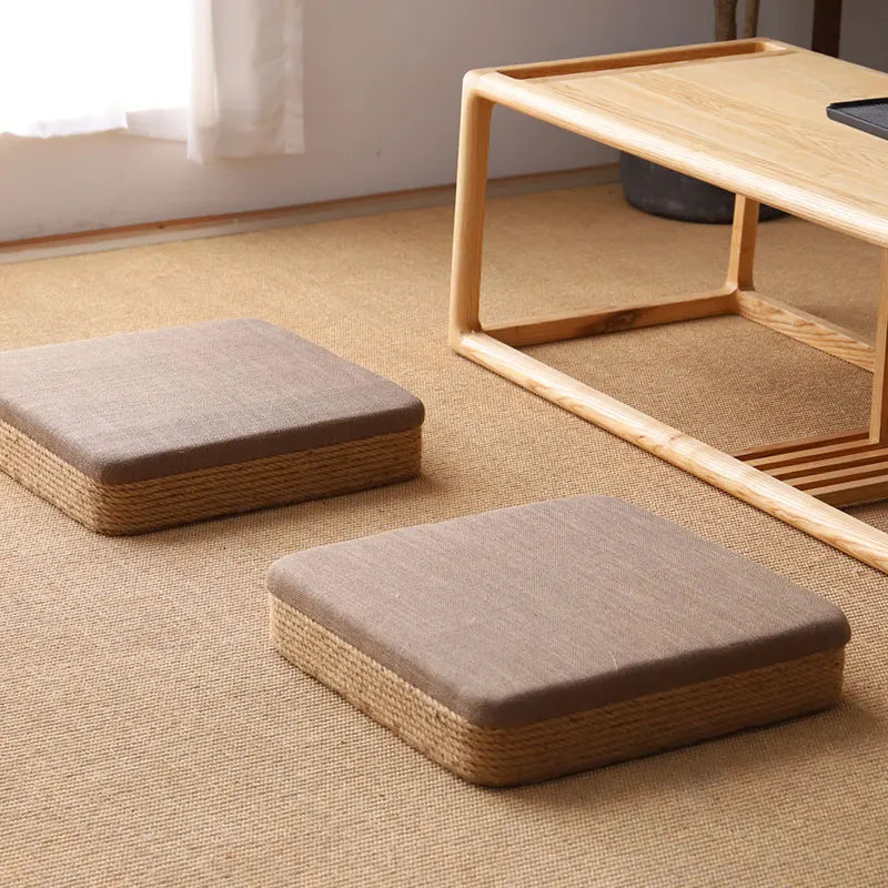 Tabouret bas en corde de chanvre, esprit tatami fait main Nesty, deux tabourets bas carrés à assise en lin gris et base en corde de chanvre tressée, sur tatami près d'une table basse