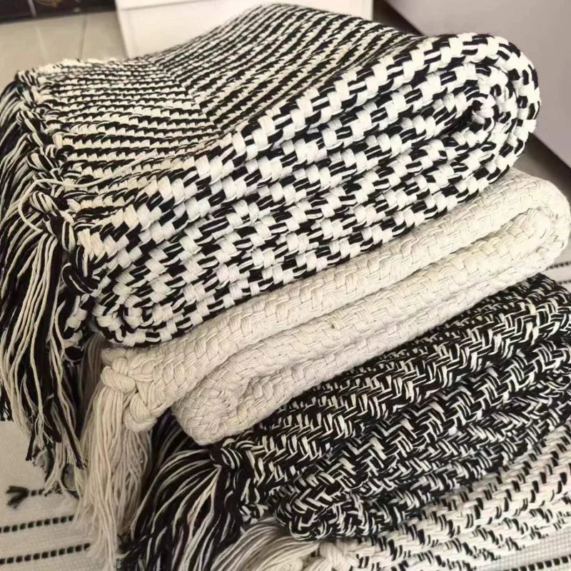 Tapis en coton et lin à rayures — style nordique - Nesty, pile de plusieurs coloris tissés à franges, noir et blanc, écru et gris