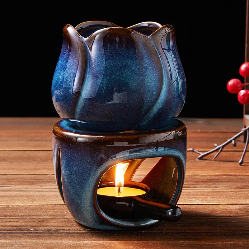 Brûle-encens en céramique deux pièces Nesty - Vasque forme de fleur en émail bleu flammé posée sur socle chauffe-bougie allumé