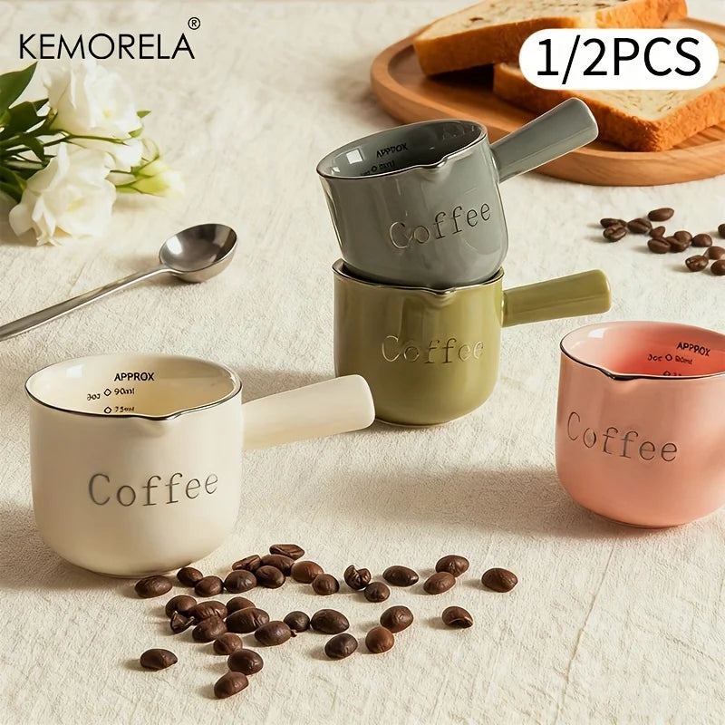 Tasse à mesure en céramique graduée, 90ml Nesty, quatre tasses à manche empilées, crème, gris, vert olive et rose, grains de café et pain en fond