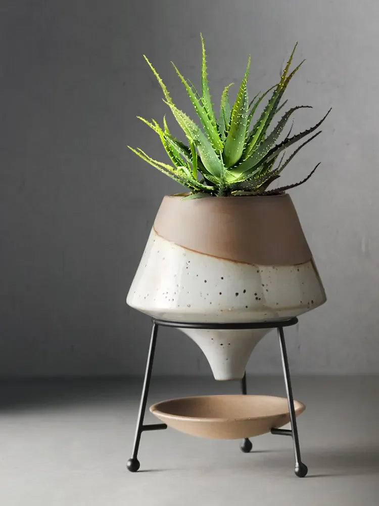 Vase en céramique bicolore — cadre en métal - Nesty - Coloris beige et blanc mat moucheté avec aloe vera, sur trépied en métal noir