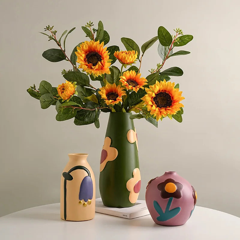 Vase céramique émaillé teintes Morandi, style nordique - Nesty - Trois vases colorés dépareillés (vert olive à fleurs, beige à motif floral, rose à fleur), le grand vert garni de tournesols et feuillage