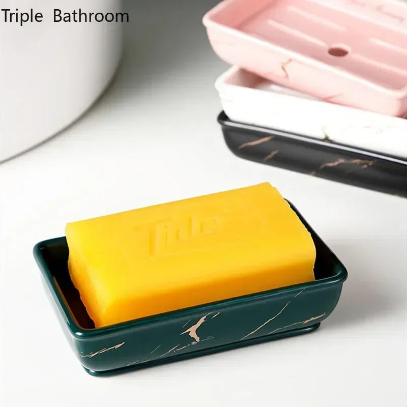 Porte-savon en céramique rectangulaire vert effet marbre avec savon jaune, autres coloris rose, blanc et noir en arrière-plan - Nesty