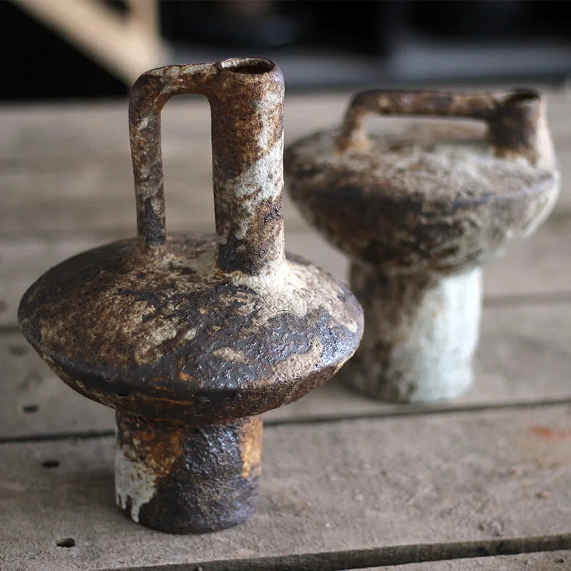 Vase en terre cuite, esprit rétro et brut Nesty, deux mêmes vases terre cuite brute avec anse, vides, gros plan sur la texture rouillée