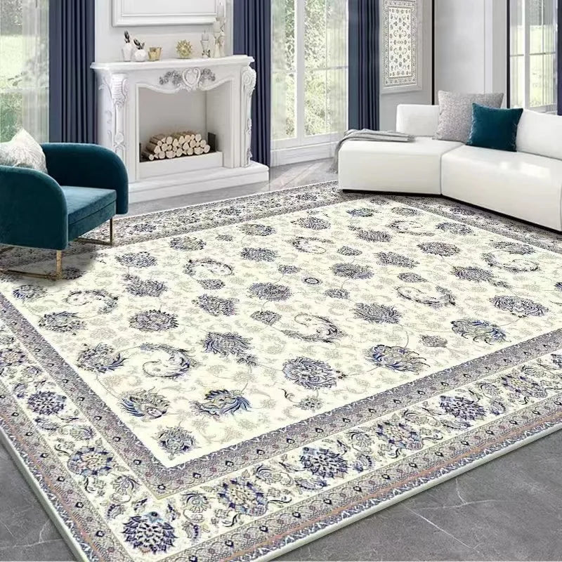 Tapis à motif inspiré des tapis persans - Nesty, motif paisley bleu marine sur fond ivoire dans un salon avec cheminée blanche