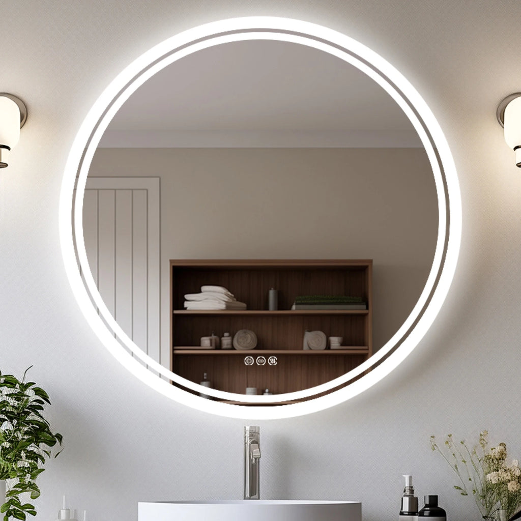 Miroir de salle de bain rond LED Nesty - Allumé en blanc au-dessus d'un lavabo, appliques murales et étagère en bois avec serviettes